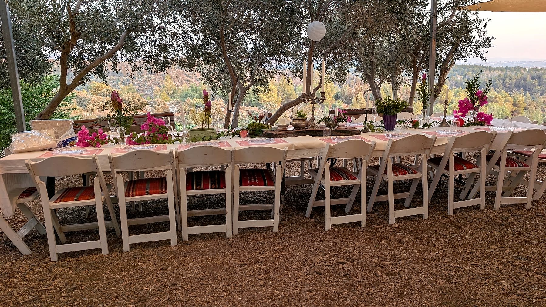 שולחן ארוך מול הנוף