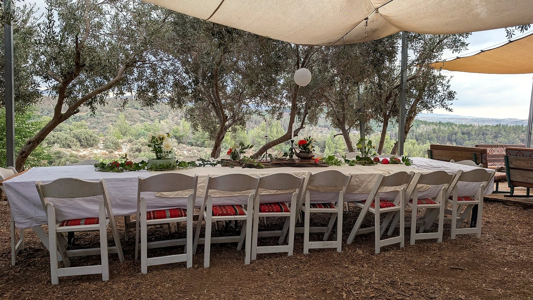 שולחן ארוך בכרם הזיתים