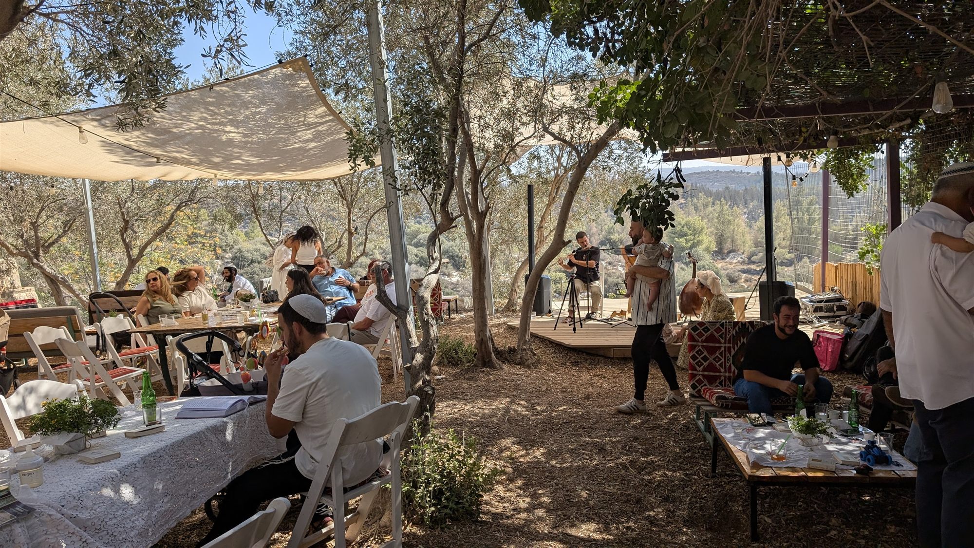 אירוע בחצר מול הנוף