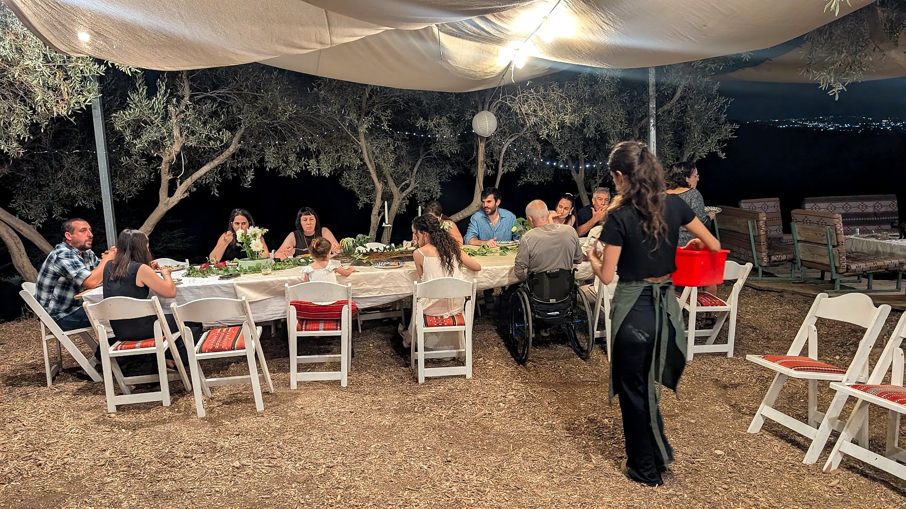 שולחנות ארוכים בלילה