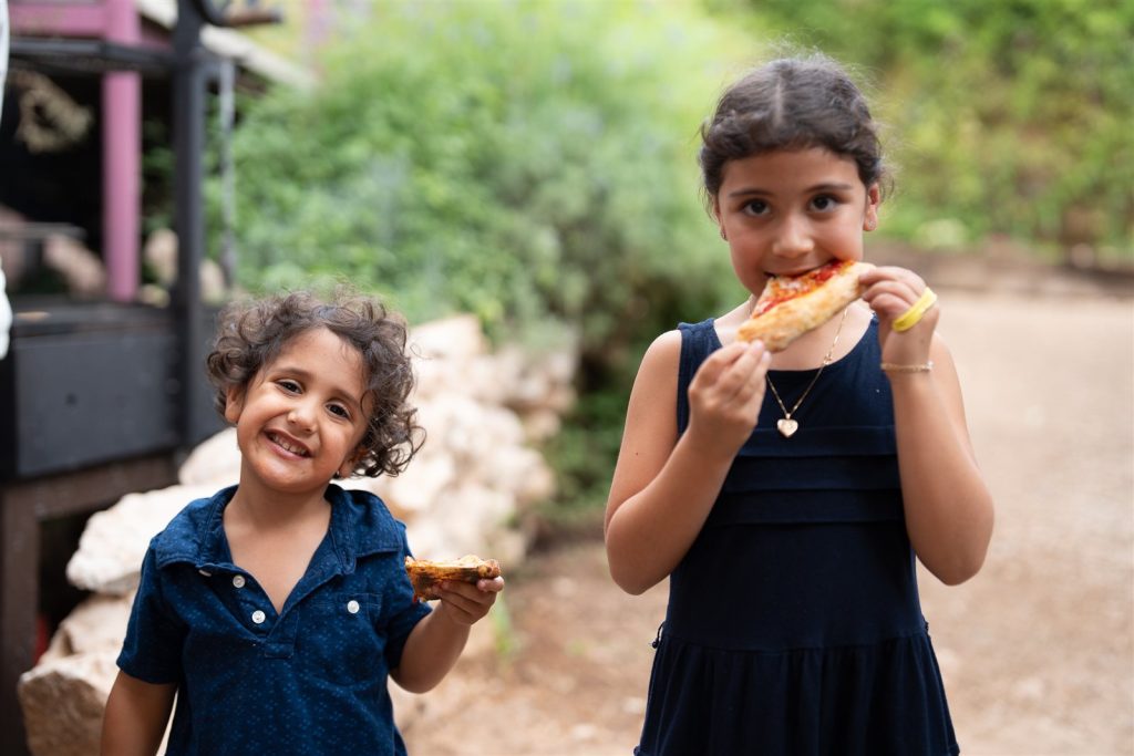 ילדות עם פיצה מהטאבון