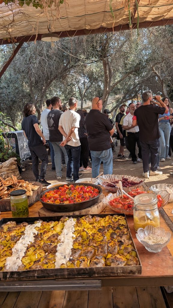 אורחים סביב שולחן המנות
