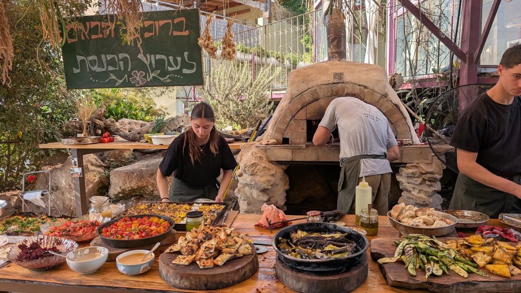 הטאבון ושולחן המנות
