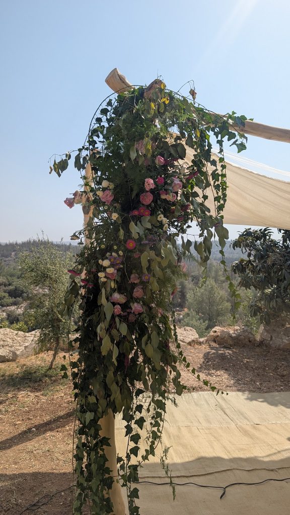 חופה עטופה בפרחים