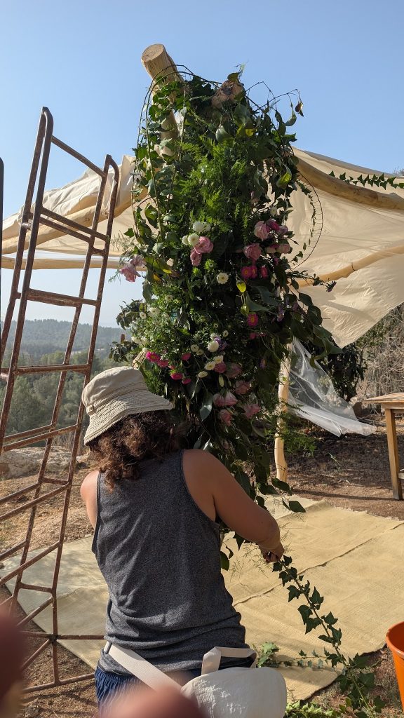 מקשטים את החופה בפרחים